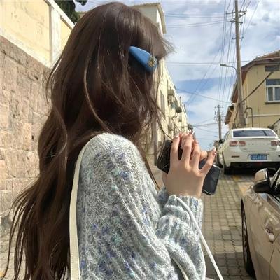 坐在酒吧里吃蛋糕